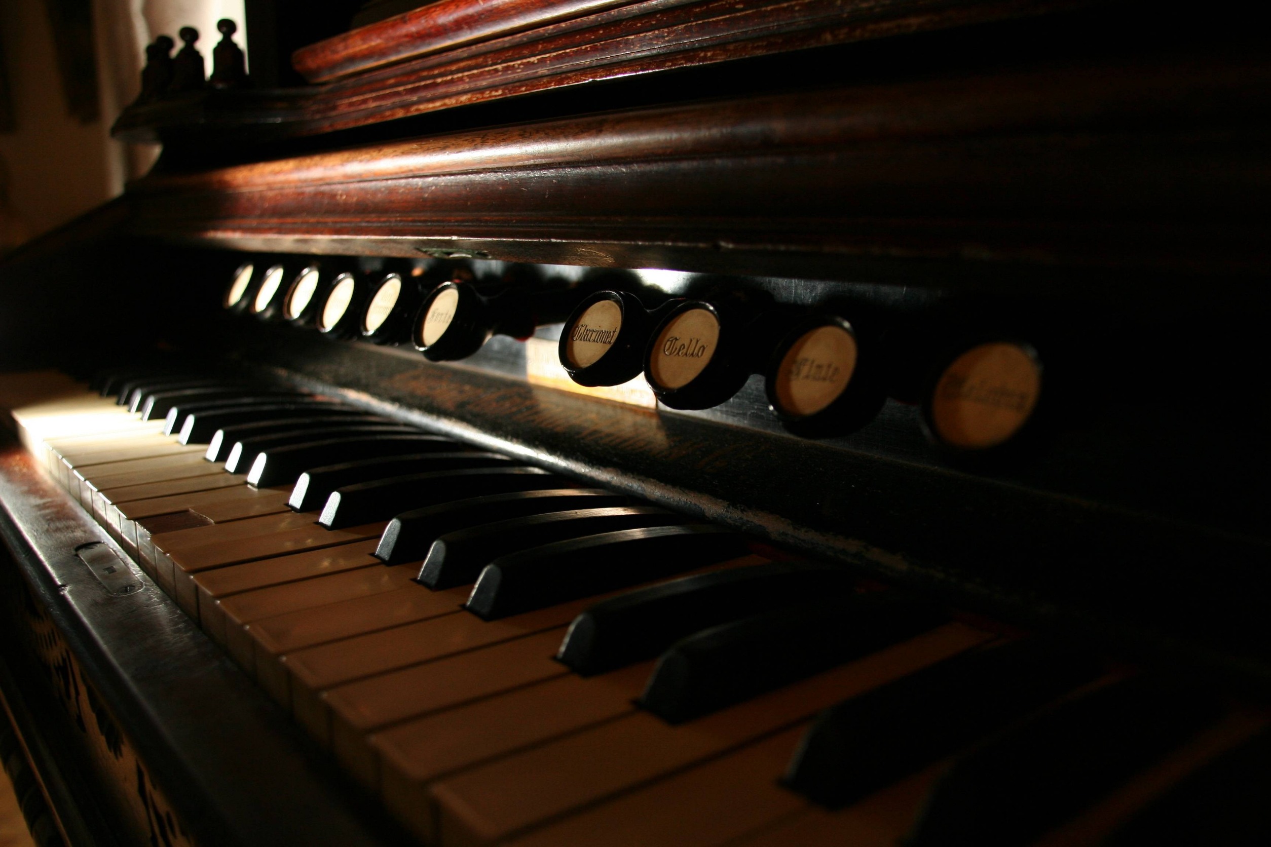 Piano con hoja de notas musicales